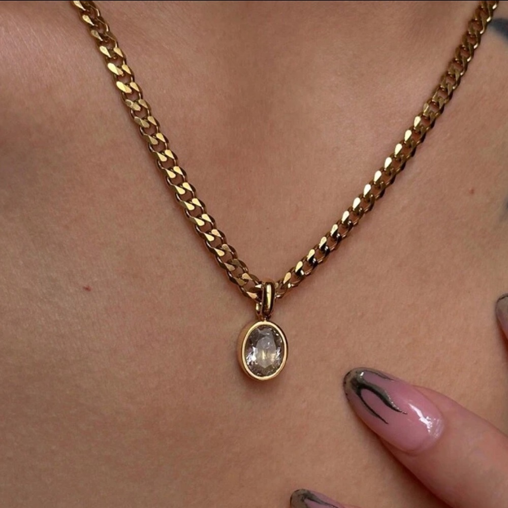 Elegant Gold Necklace with Pendant